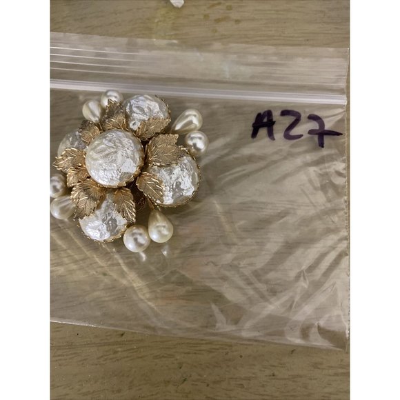 Larger Pearl Brooch Vintage Flower Leaf Gold Tone - Picture 4 of 4